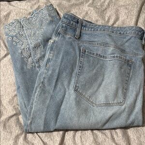 Embroidered Mid rise boyfriend Capris